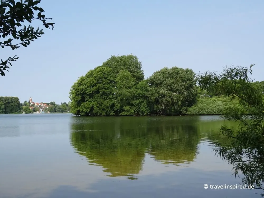 Die idyllische Liebesinsel im Großen Eutiner See, ein Drehort der Immenhof-Filme und perfektes Ziel für sommerliche Unternehmungen.