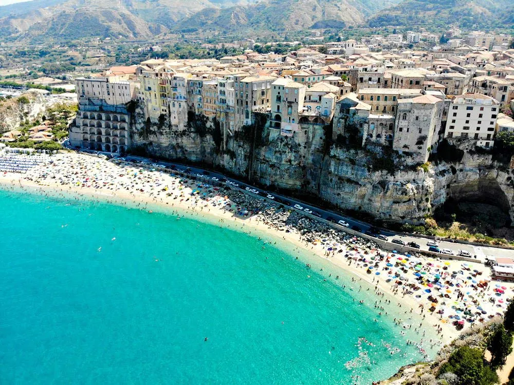 Die ikonische Kirche Santa Maria dell'Isola in Tropea, Kalabrien