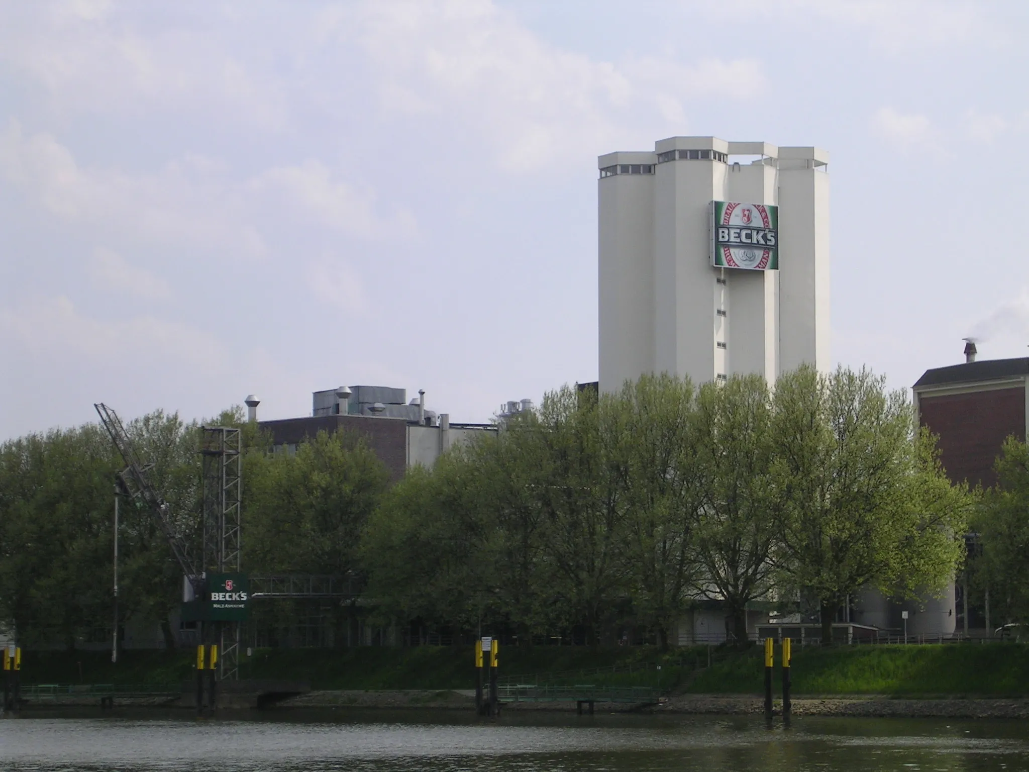 Die imposante Beck's Brauerei am Fluss Weser in Bremen