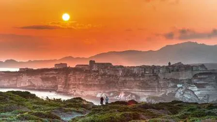 Die imposante Zitadelle von Bonifacio im Süden von Korsika, auf einer steilen Klippe über dem türkisblauen Meer gelegen.