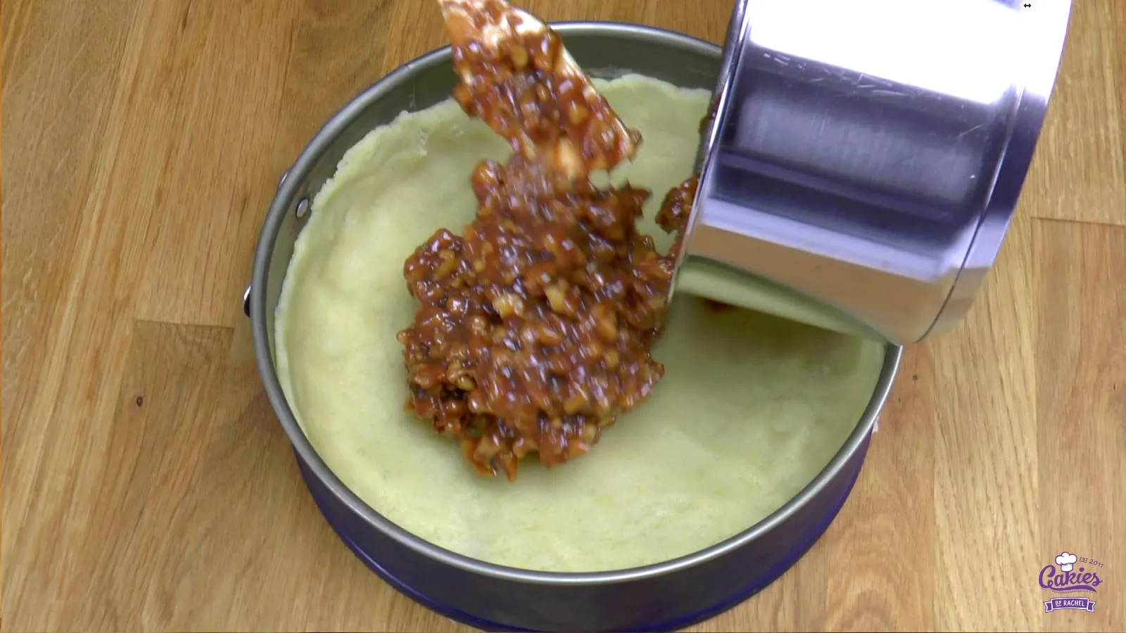 Die Karamell-Nuss-Füllung wird eingefüllt