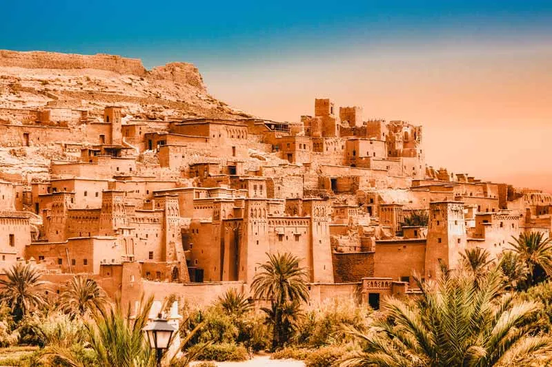 Die Kasbah Aït Ben Haddou im Atlasgebirge von Marokko – ein historischer Reisetipp für Juli für Kulturliebhaber und Abenteurer.