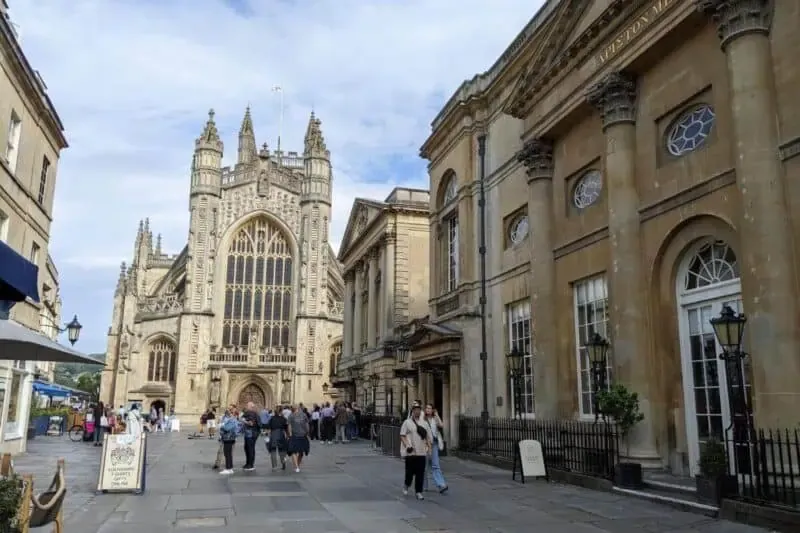 Die Kathedrale und die Römischen Bäder von Bath in Südengland