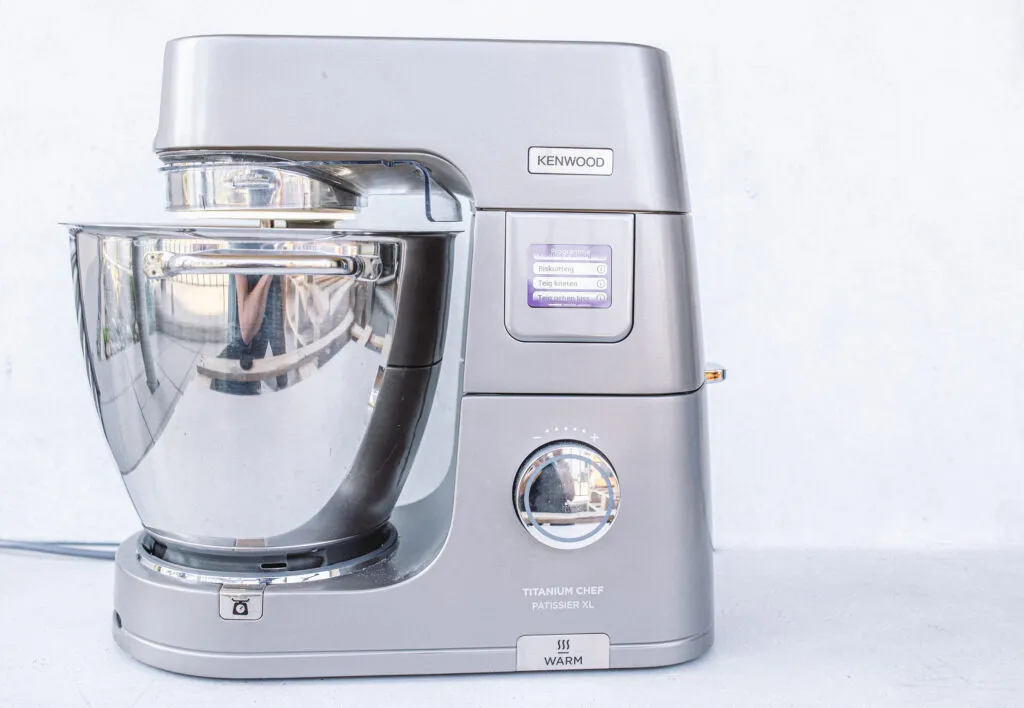 Die Kenwood Küchenmaschine beim Kneten eines Teiges, Fokus auf die Rührschüssel