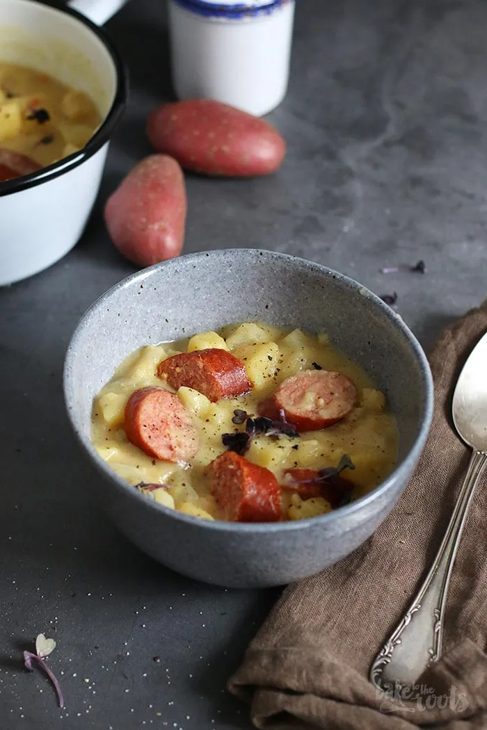 Die Kohlrabisuppe köchelt sanft im Topf, die Knackwürste ziehen darin und entfalten ihr volles Aroma.