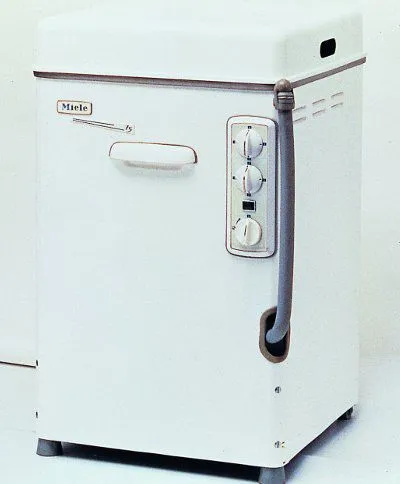 Die kompakte Miele Waschmaschine 75 für Haushalte der 1950er Jahre, optimiert für kleinere Wohnungen.