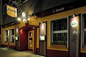 Die Kultkneipe Ampütte in Essen-Rüttenscheid mit ihrer traditionellen Fassade und einladenden Atmosphäre