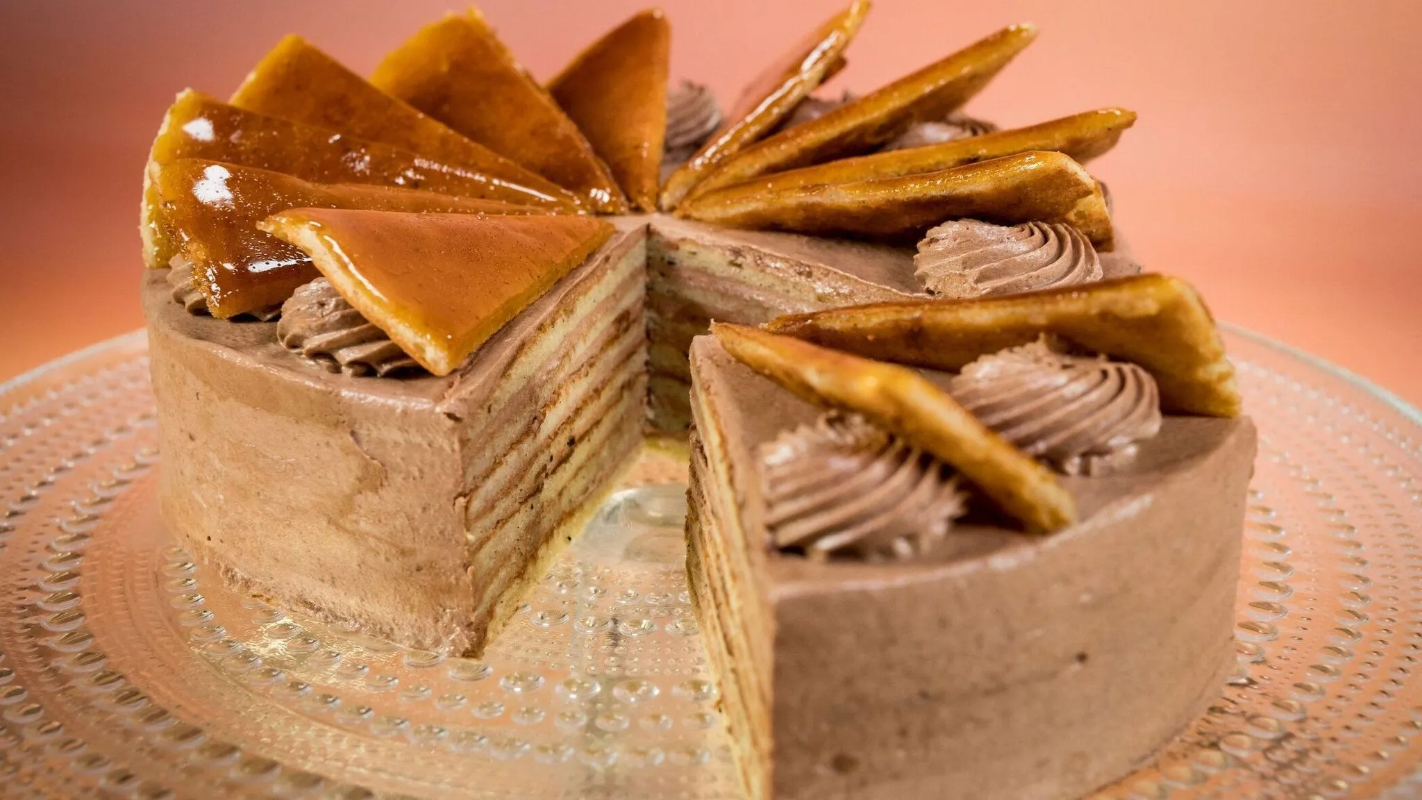 Die kunstvolle Dobostorte als technische Prüfung bei Das große Promibacken, ein Meisterwerk der Backkunst.