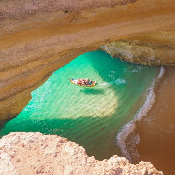 Die Küste der Algarve in Portugal mit Klippen und Stränden