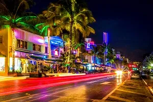 Die lebhafte Strandpromenade von Miami Beach, perfekt für eine warme Städtereise oder Strandurlaub im Dezember
