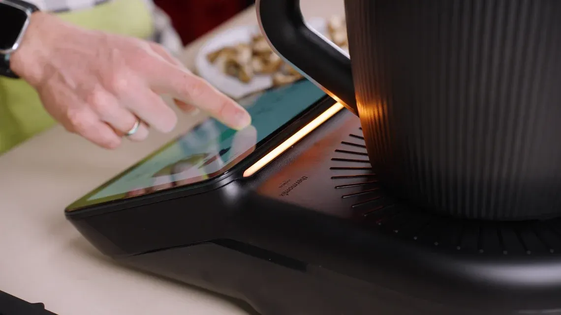 Die LED-Anzeige am Thermomix TM7 signalisiert über Farben den Temperaturstatus: Orange beim Aufwärmen, Rot bei Hitze, Grün bei Normaltemperatur.