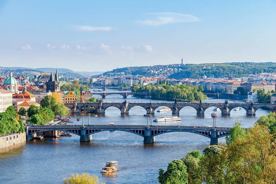 Die malerische Moldau fließt durch Prag, ideal für entspannte Spaziergänge oder eine Bootsfahrt