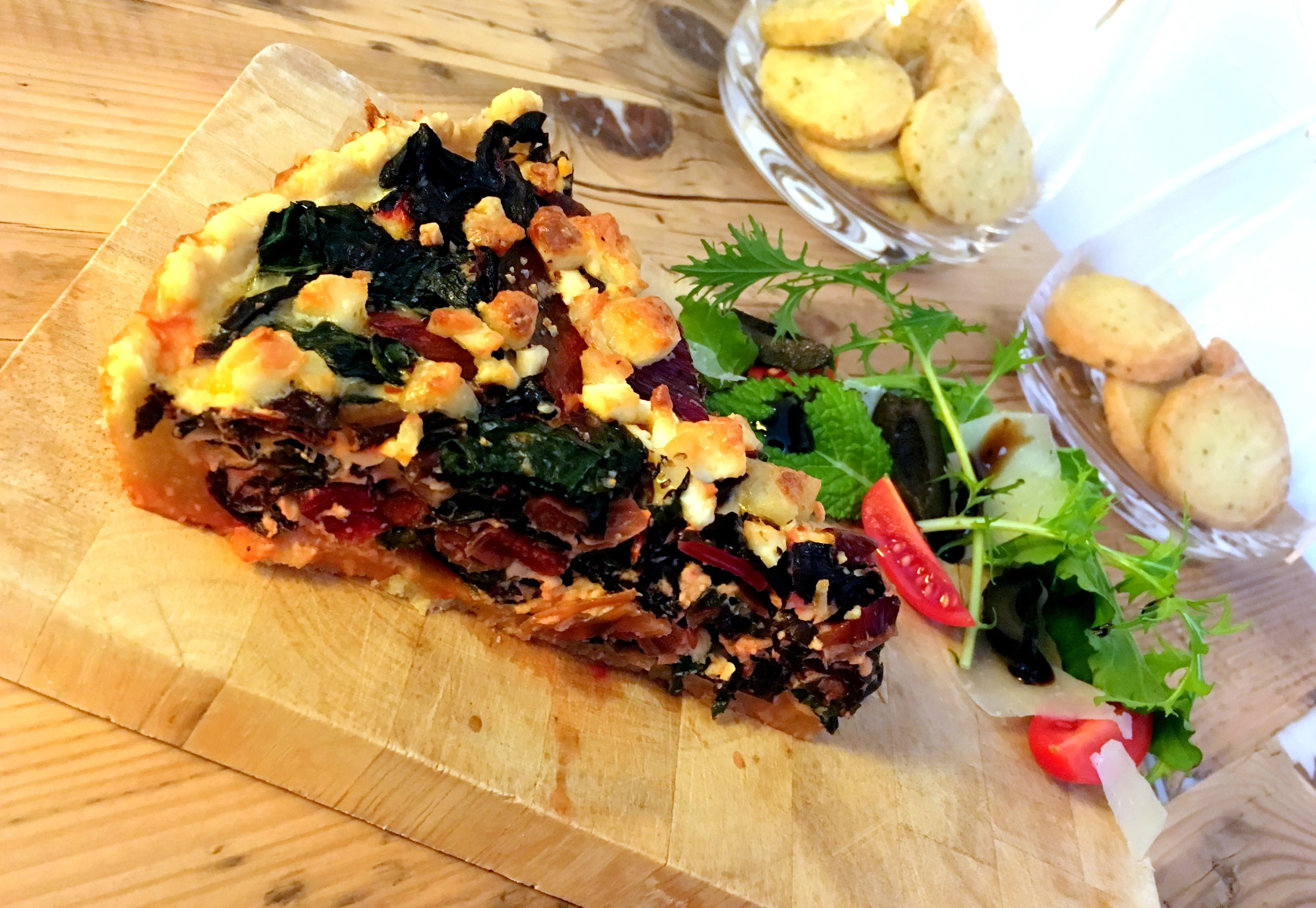 Die Mangold-Quiche backt goldbraun im Ofen