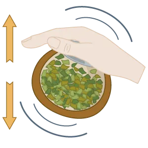Die Mate-Becheröffnung wird mit der Handfläche bedeckt und der Becher geschüttelt, um feinen Staub zu entfernen.