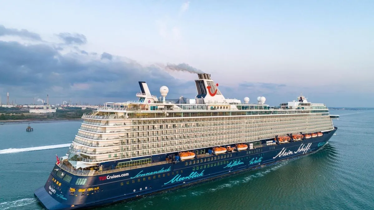 Die Mein Schiff 3 auf hoher See, bereit für eine Last-Minute-Kreuzfahrt von TUI Cruises.