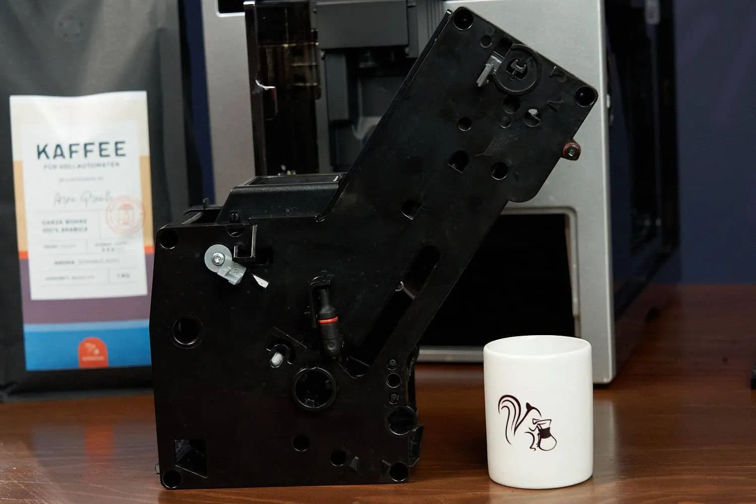 Die Melitta Caffeo CI E970-101 Kaffeemaschine mit herausgenommener Brüheinheit