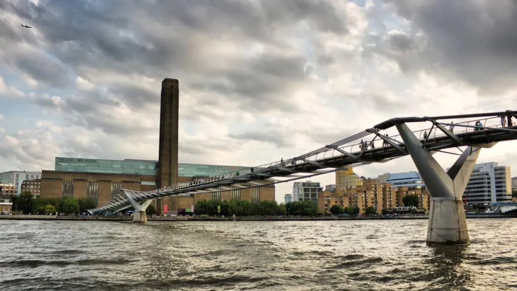 Die Millennium Bridge und das Tate Modern in London, zwei der vielen Sehenswürdigkeiten der Stadt