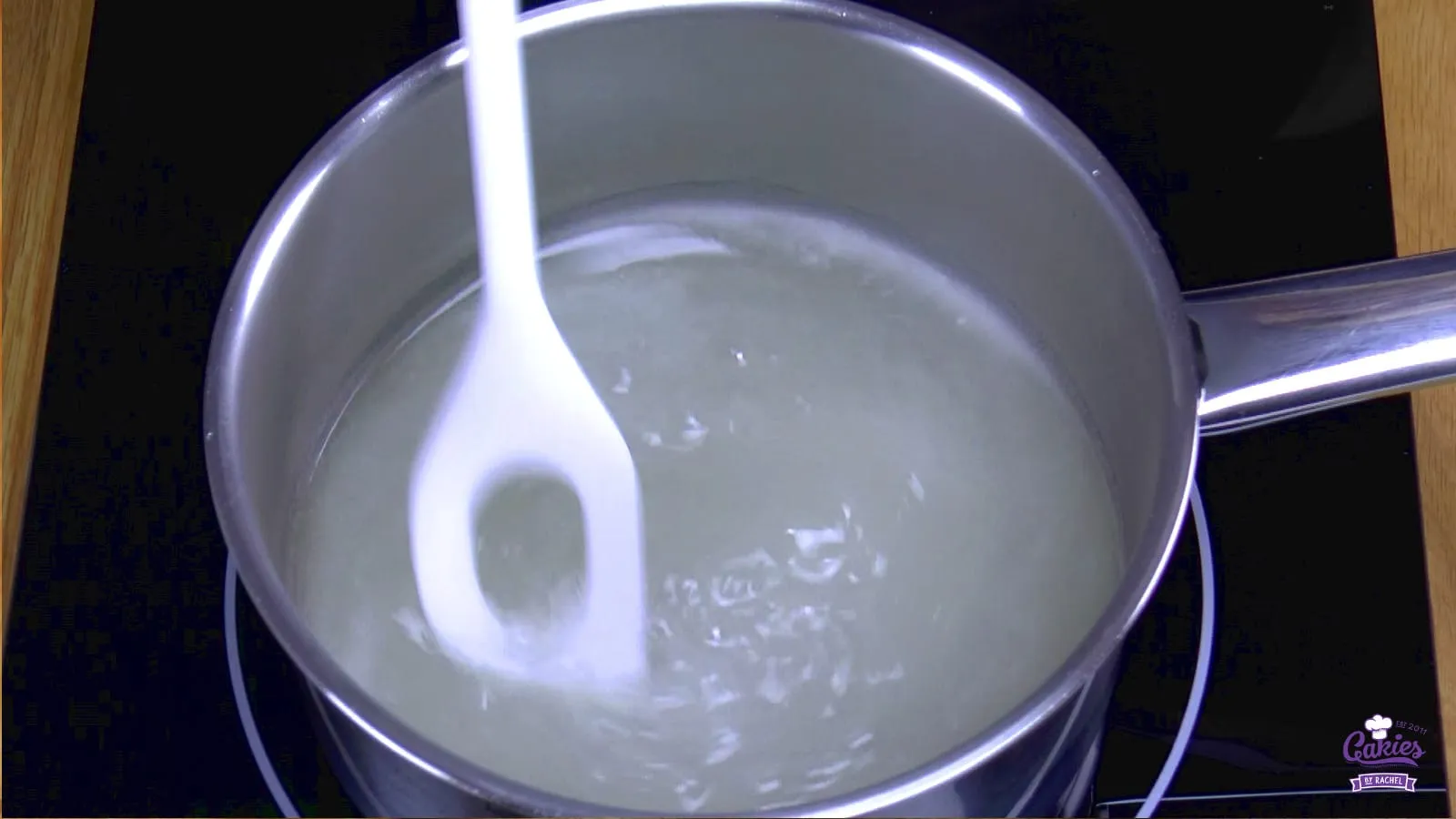 Die Mischung wird gekocht, bis sie karamellisiert