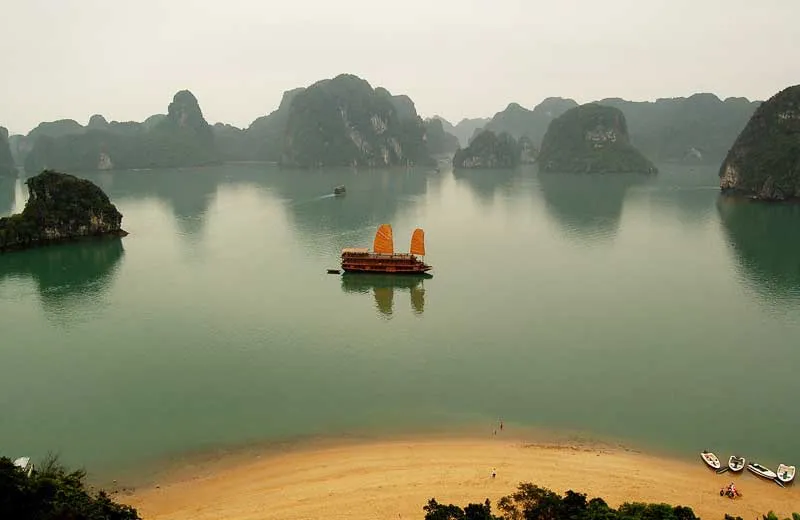 Die mystische Halong Bucht in Vietnam mit ihren ikonischen Kalksteinfelsen, die aus dem smaragdgrünen Wasser ragen