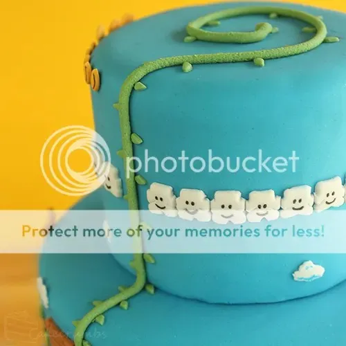 Die obere Ebene des Mario Motivkuchens zeigt die Bonuswelt über den Wolken aus Level 2.1, mit Münzen und einer grünen Ranke.