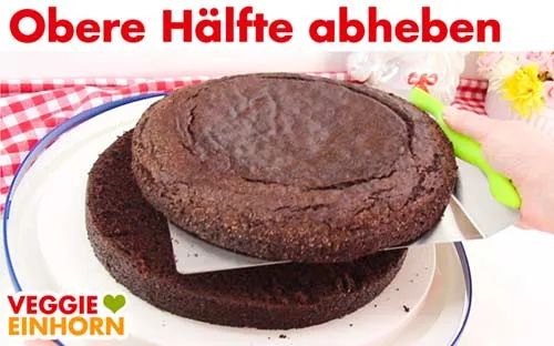 Die obere Hälfte des Tortenbodens abheben