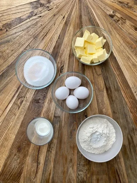 Die Oberseite einer reich verzierten Ostertorte, geschmückt mit verschiedenen Osterpralinen und einem großen Schokoladen-Ei.