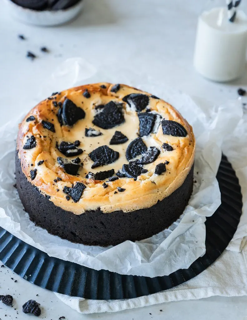 Die oberste Schicht des veganen Oreo Käsekuchens mit zusätzlichen zerkrümelten Oreo-Keksen, die für extra Textur und Geschmack sorgen.