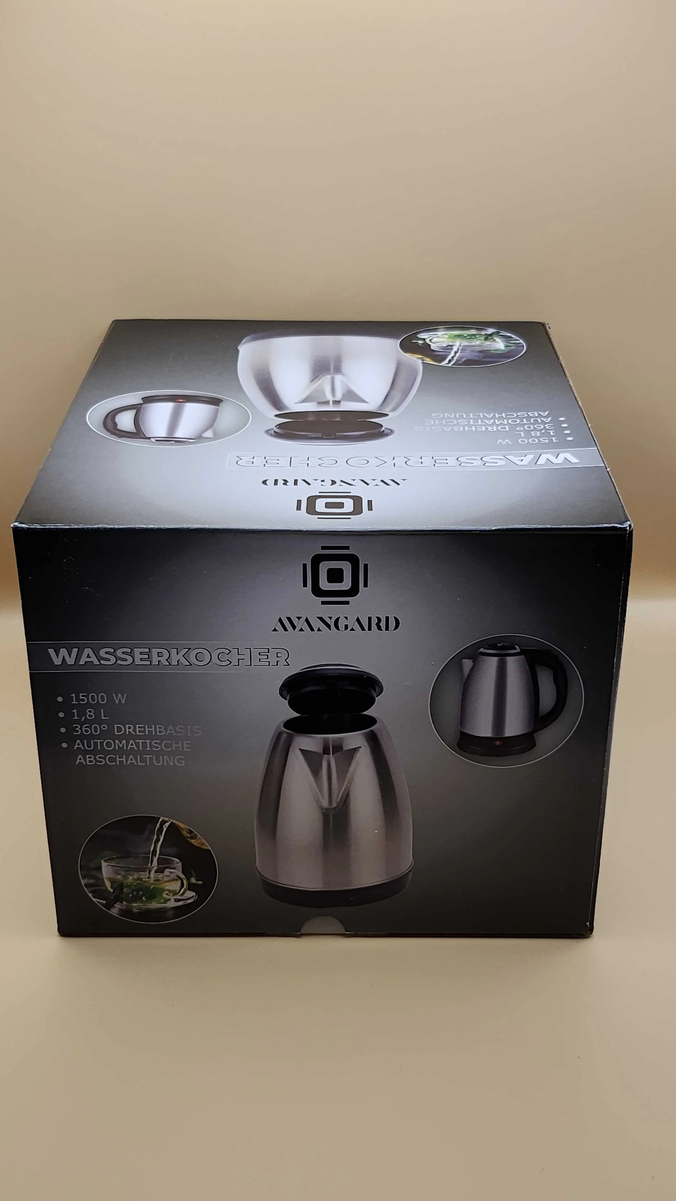 Die Originalverpackung des getesteten Arendo-Wasserkochers von vorne.