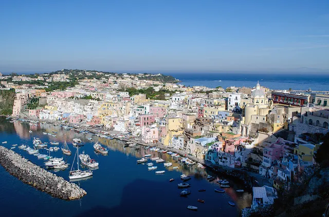 Die pastellfarbenen Häuser von Procida, malerisch am Hang gelegen