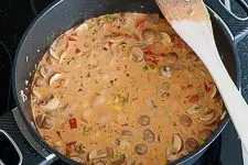 Die Pizza-Suppe köchelt im Topf