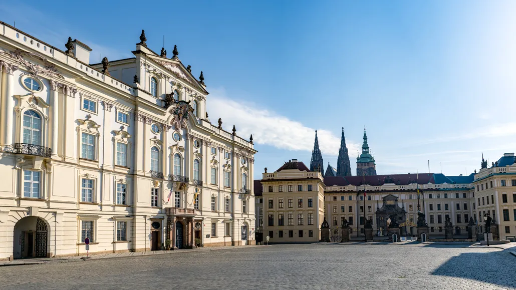 Die Prager Burg im sanften Morgenlicht, um Menschenmassen zu vermeiden und die historische Atmosphäre zu genießen.