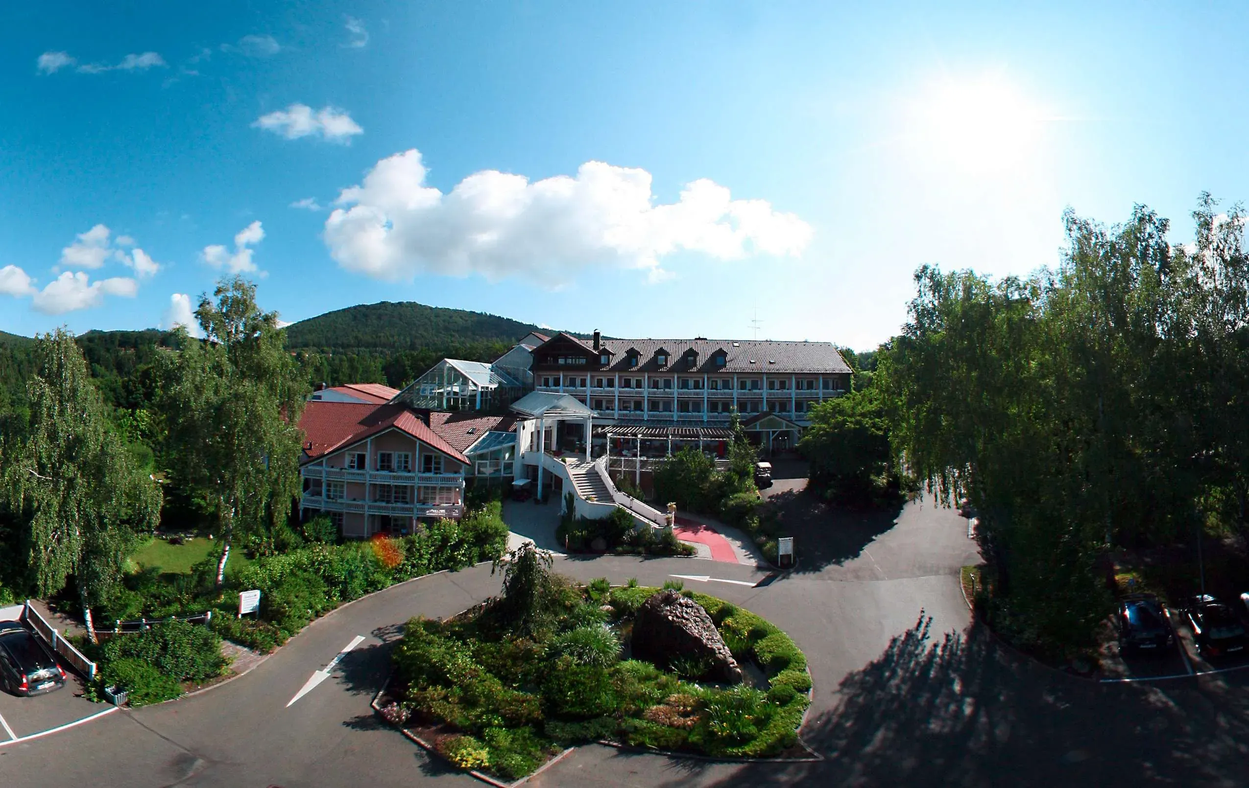 Die repräsentative Auffahrt zum Hotel Wutzschleife in Rötz-Hillstett, einem renommierten Hundehotel im Oberpfälzer Wald.