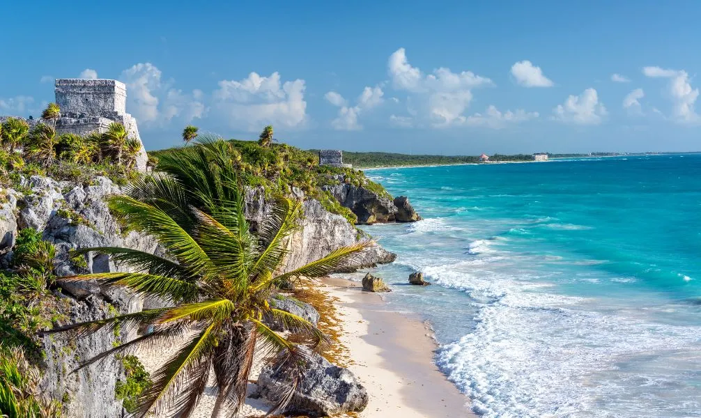Die Ruinen einer alten Maya-Stätte in Tulum, Mexiko, direkt am Meer gelegen