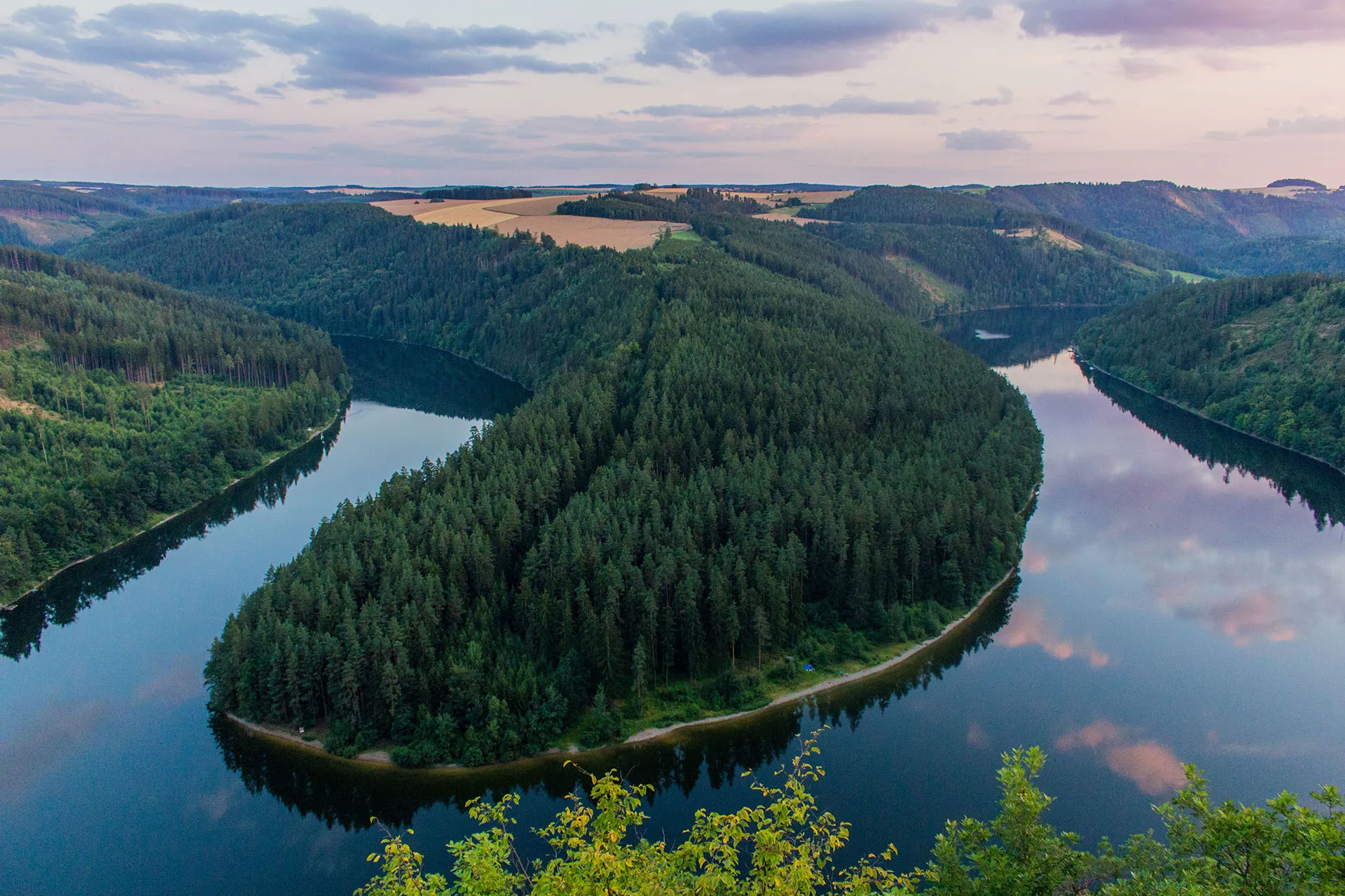 Die Saaleschleife in Thüringen, eine malerische Flusslandschaft mit grünen Ufern