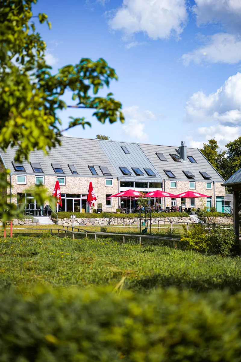 Die Salem Seebar mit ihrer einladenden Terrasse direkt am Wasser