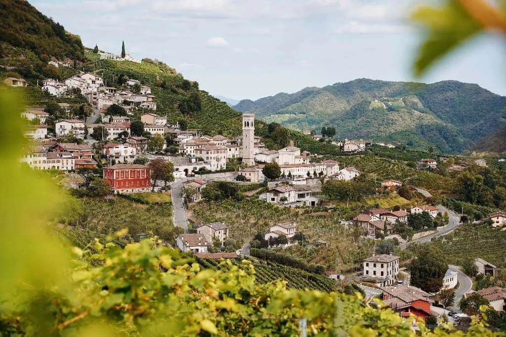 Die sanften Hügel der Proseccostraße bei Valdobbiadene, bedeckt mit Weinreben, laden zu einer malerischen Fahrt und Verkostungen ein.