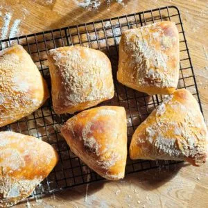 Die Sauerteig Ciabatta auf das heiße Backstahl setzen und knusprig backen