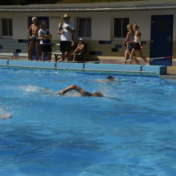 Die Schwimmer posieren für ein Gruppenfoto nach dem Wettkampf