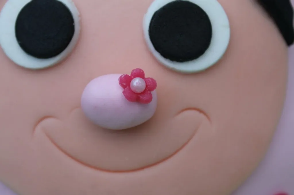 Die sichere Verpackung einer kleinen Torte zum Geburtstag für den Transport.