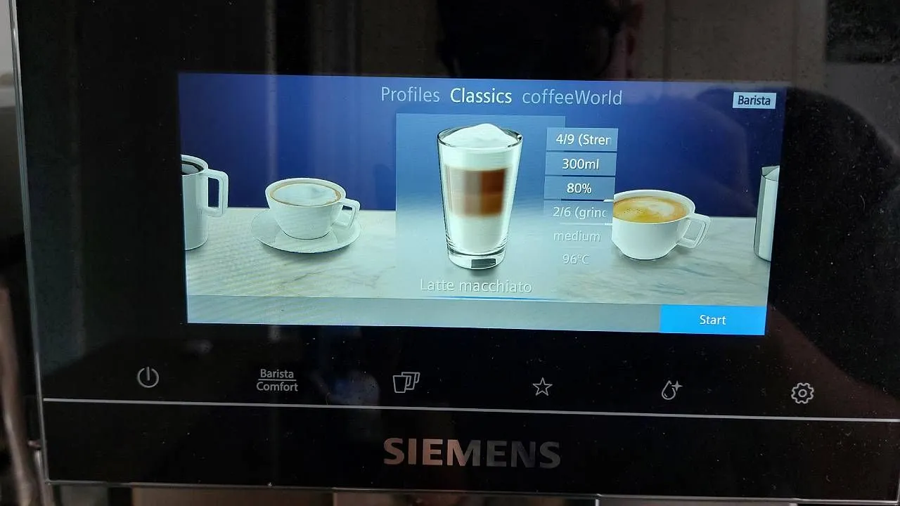 Die Siemens EQ900 bereitet einen perfekt geschäumten Latte Macchiato zu