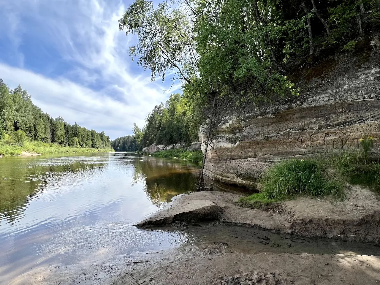 Die Sietiniezis im Gaujas Nationalpark sind beeindruckende Sandsteinfelsen, die durch Erosion entstanden sind.