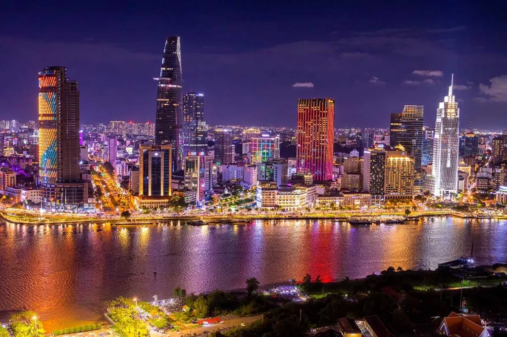 die Skyline von Ho-Chi-Minh-Stadt mit dem Saigon-Fluss