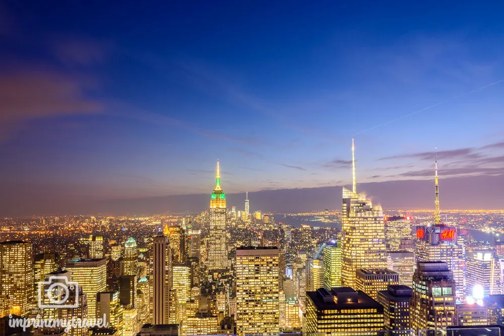 Die Skyline von Manhattan bei Nacht