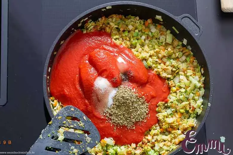 Die Soße der Gemüse Lasagne kochen