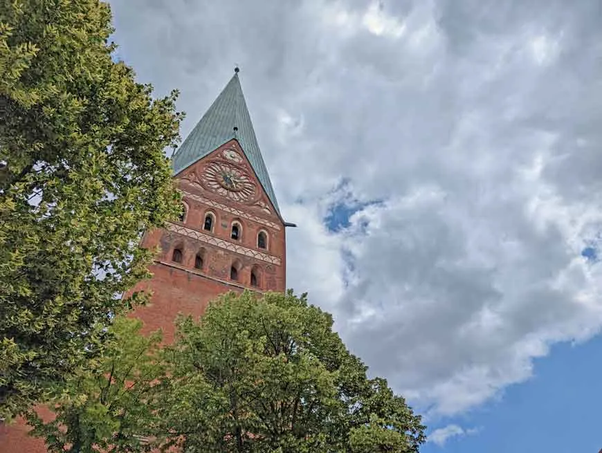 Die St.-Johannis-Kirche am Sande in Lüneburg mit ihrem markanten schiefen Turm