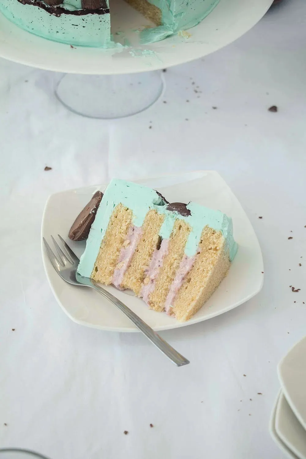 Die Technik des Besprenkelns einer Ostertorte mit Kakaopulver für den gesprenkelten Eier-Look.