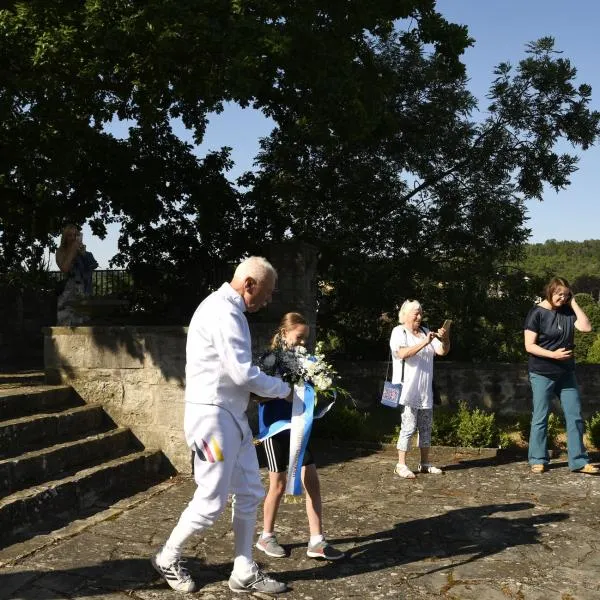Die Teilnehmer der Jahnmehrkämpfe versammeln sich zur Eröffnung