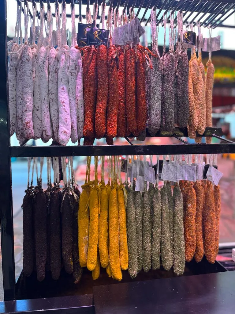 Die typische Fuet Wurst in Barcelona, ein leckerer Snack für Kinder.