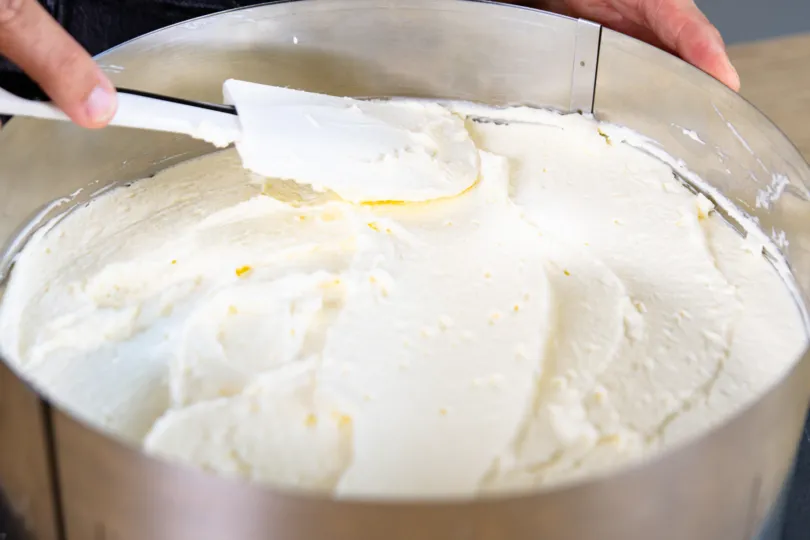 Die übrige Sahnecreme auf der Torte glattstreichen