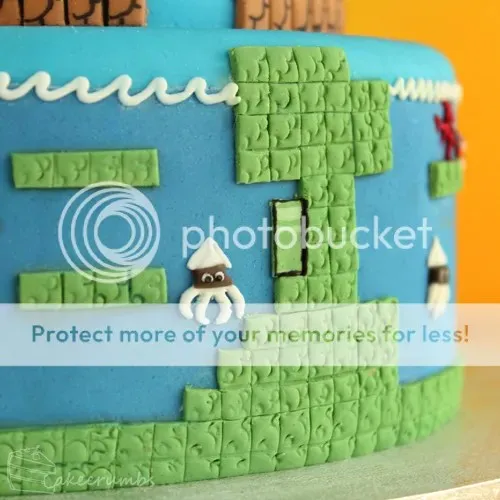 Die unterste Ebene des Mario Geburtstagskuchens stellt das Unterwasserlevel 2.2 dar, mit eingeprägten grünen Blöcken und Wasser-Elementen.